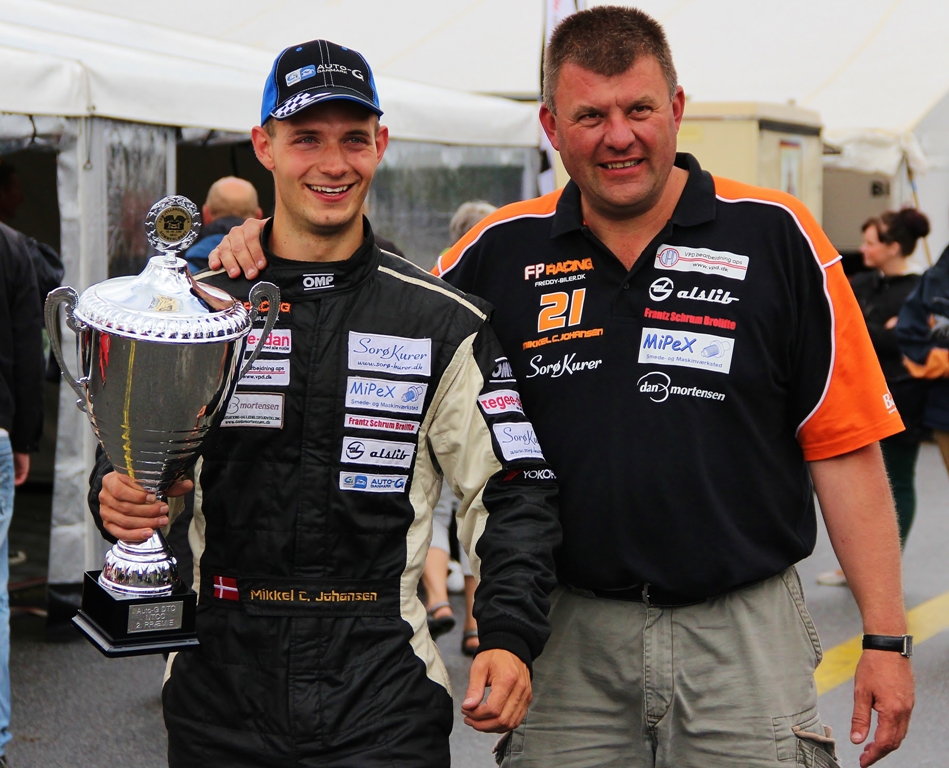 Ny chauffør og teamchef med deres første pokal.
(Foto: FP Racing)